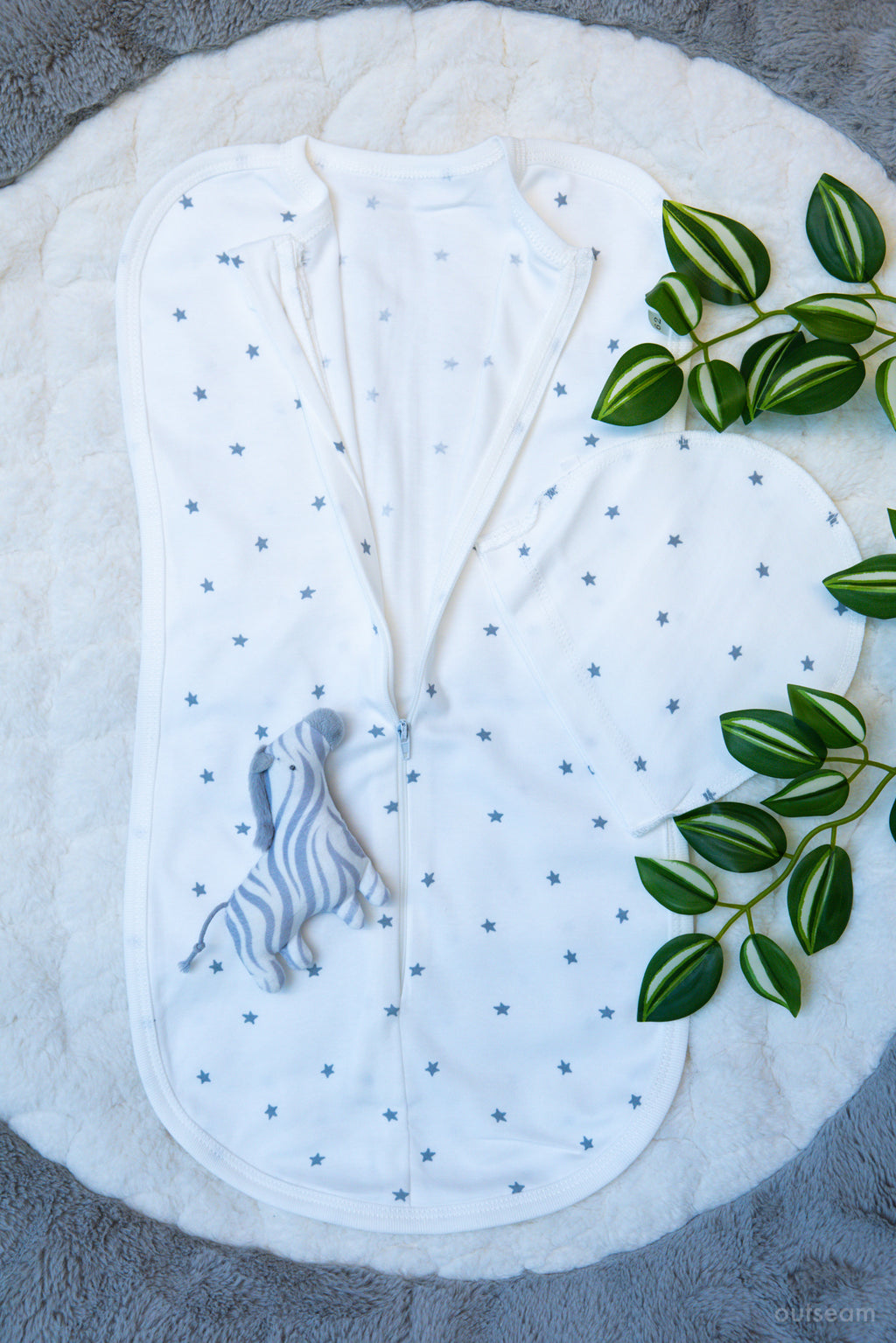 Outseam Newborn Sleep Cocoon Grey Stars — detail view 2